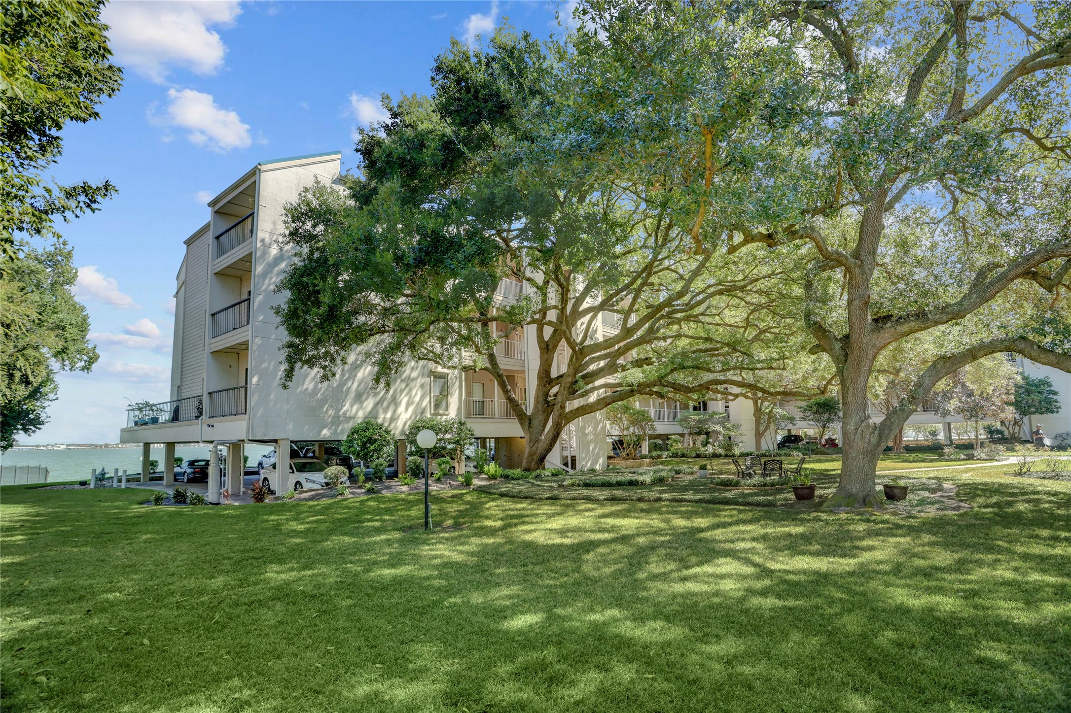 351 Lakeside Lane 102 Houston TX 77058