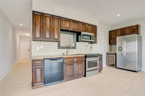 351 Lakeside Lane 102 Houston TX 77058