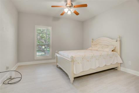 351 Lakeside Lane 102 Houston TX 77058