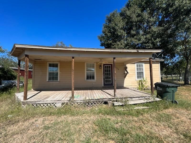 1508 N East Street Edna TX 77957
