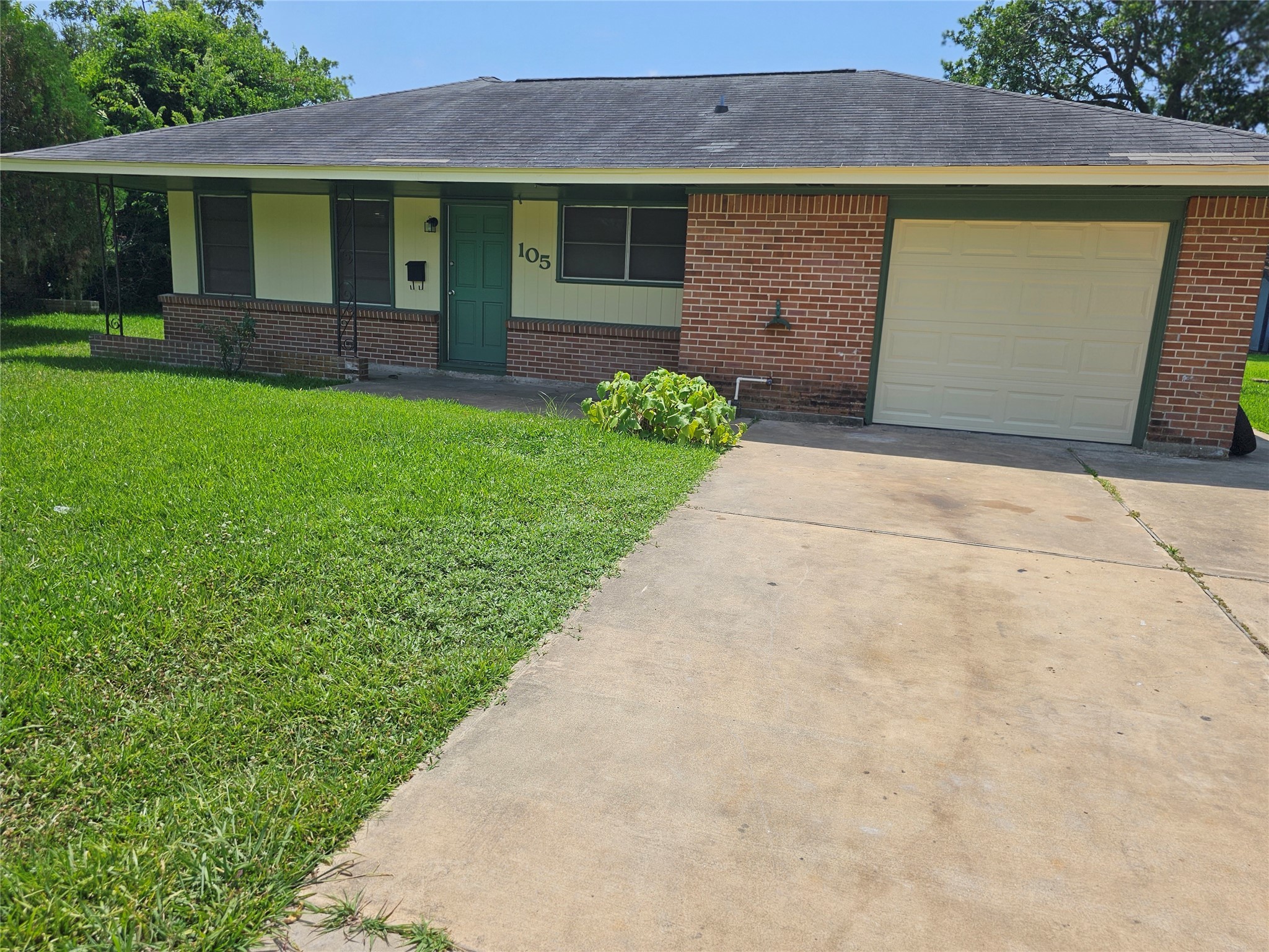 105 S Yaupon Street Lake Jackson TX 77566
