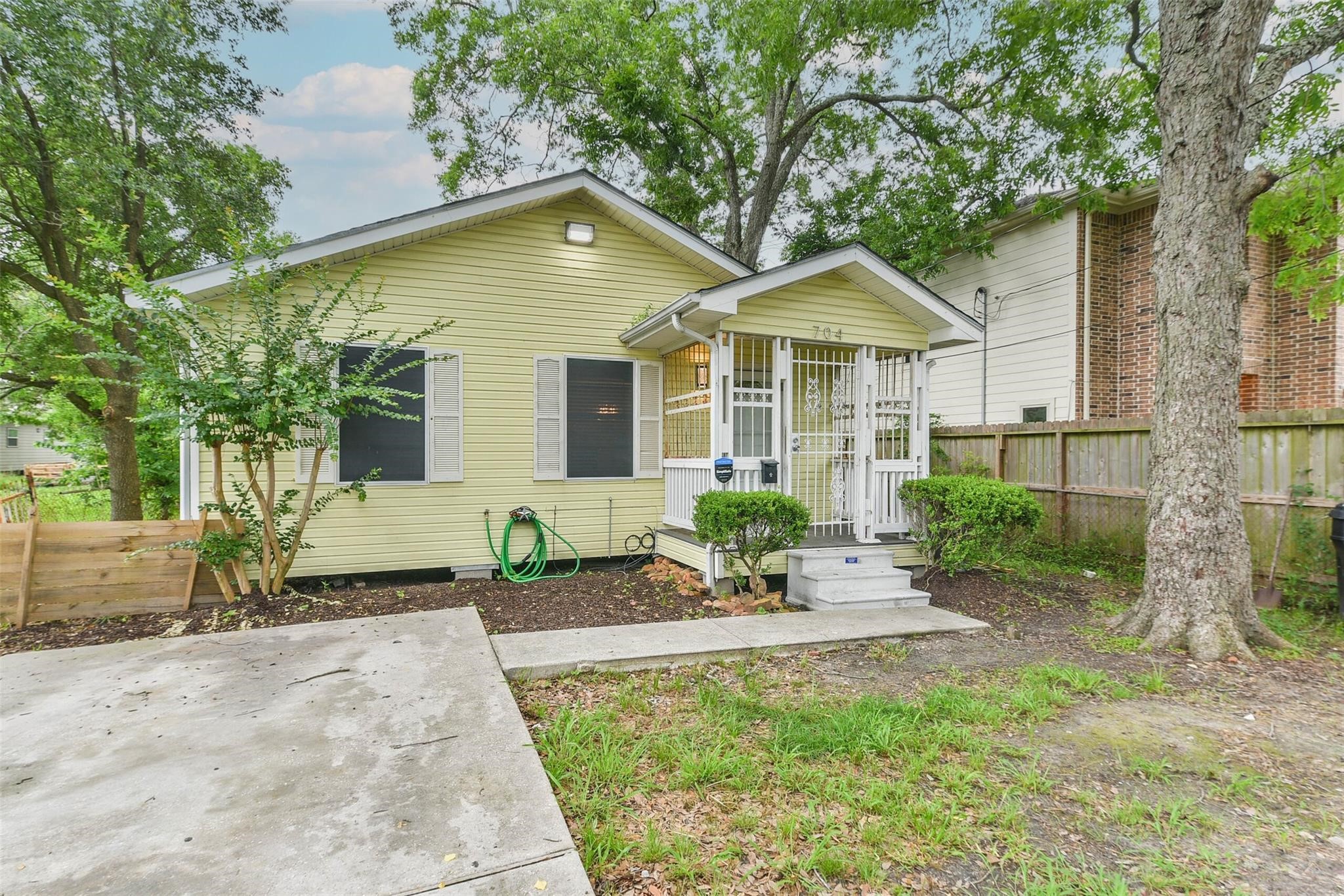 704 E 37th Street Houston TX 77022