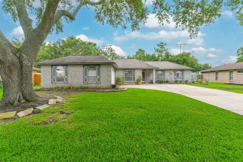 1115 W Castlewood Avenue Friendswood TX 77546