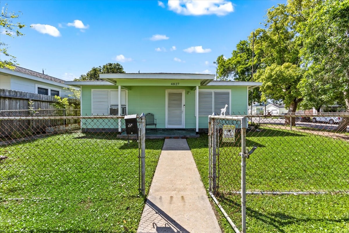 4827 Avenue Q 1/2 Galveston TX 77551