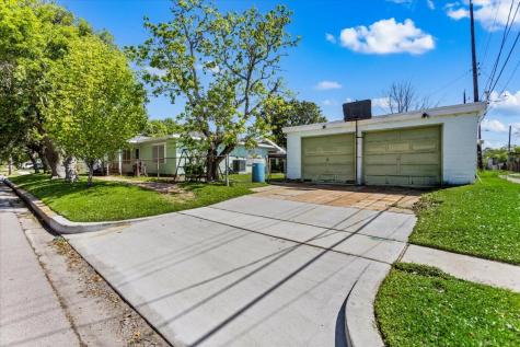 4827 Avenue Q 1/2 Galveston TX 77551