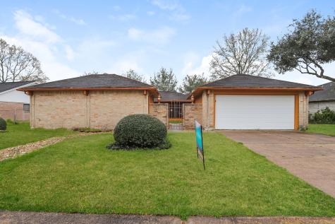613 W Castle Harbour Drive Friendswood TX 77546