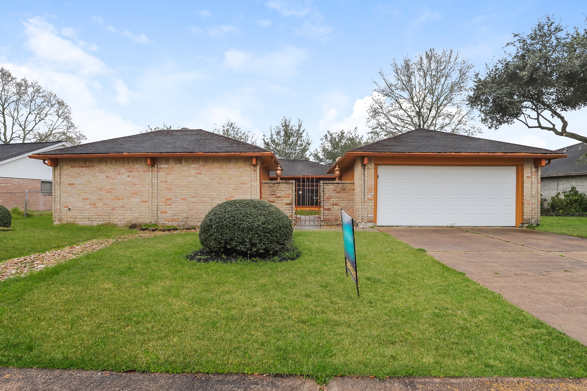 613 W Castle Harbour Drive Friendswood TX 77546