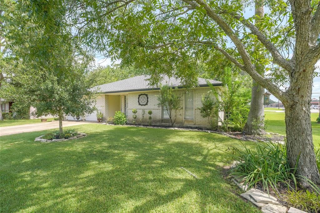 207 Brigadoon Lane Friendswood TX 77546