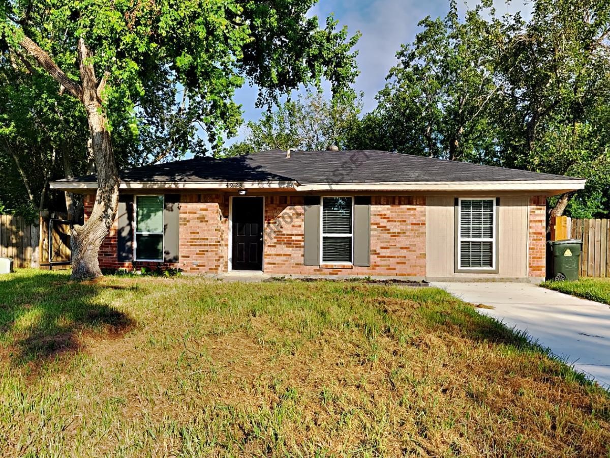 4923 Redfish Reef Drive Bacliff TX 77518