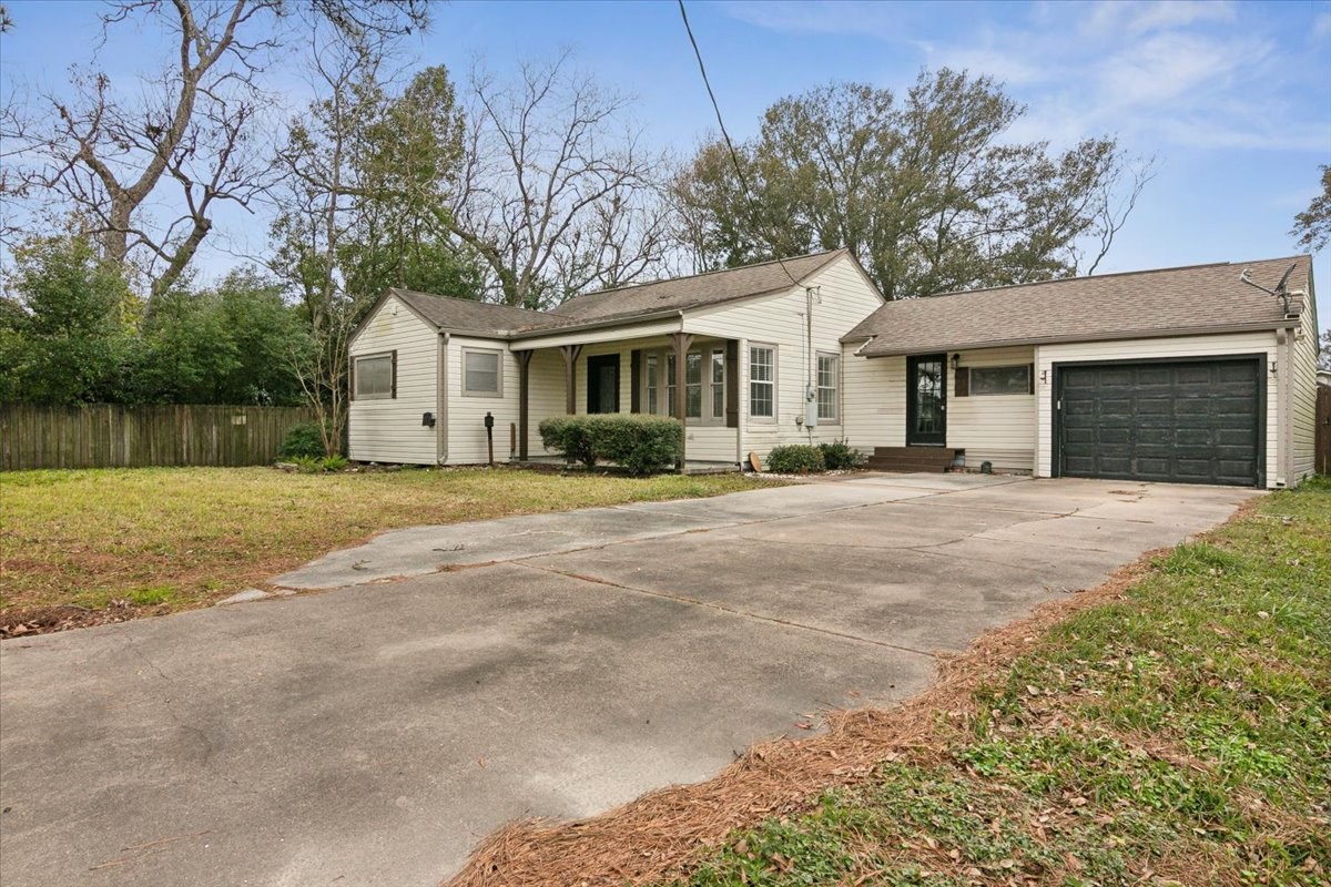 6131 Monroe Street Groves TX 77619