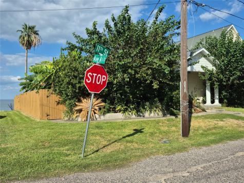 1022 Avenue A 1/2 Dickinson TX 77539
