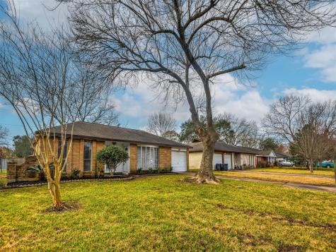 306 Avondale Lane Friendswood TX 77546