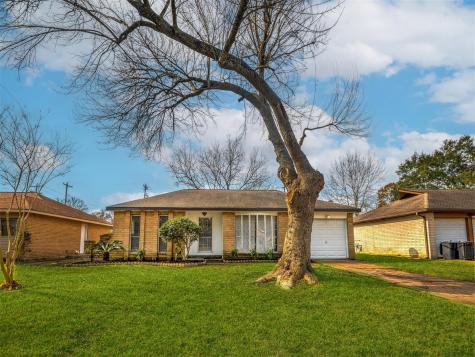 306 Avondale Lane Friendswood TX 77546