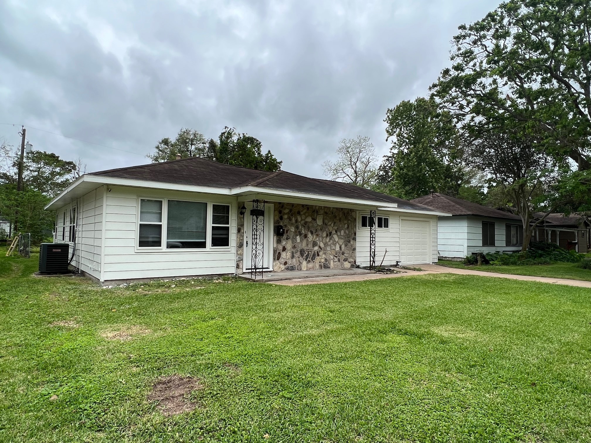 208 Poinsetta Street Lake Jackson TX 77566