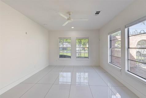 1924 Sherwood Forest Street Houston TX 77043