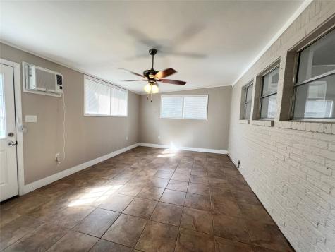 304 E Live Oak Street Angleton TX 77515