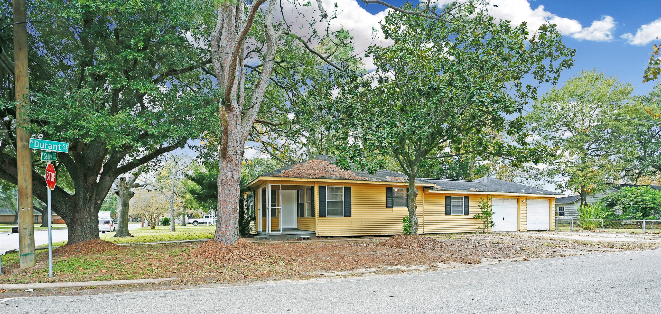 1002 W Sealy Street Alvin TX 77511