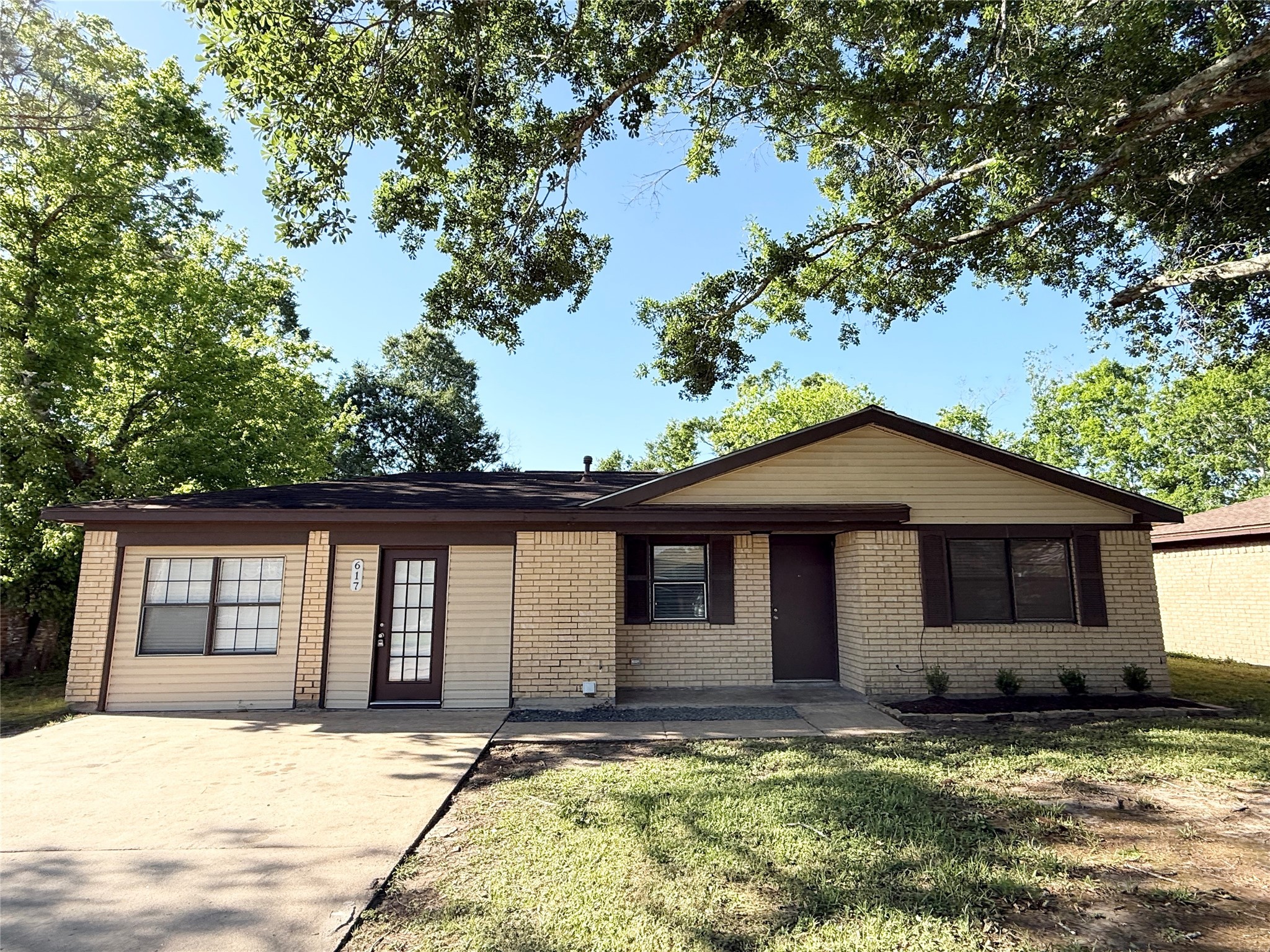 617 W Mimosa Street Angleton TX 77515