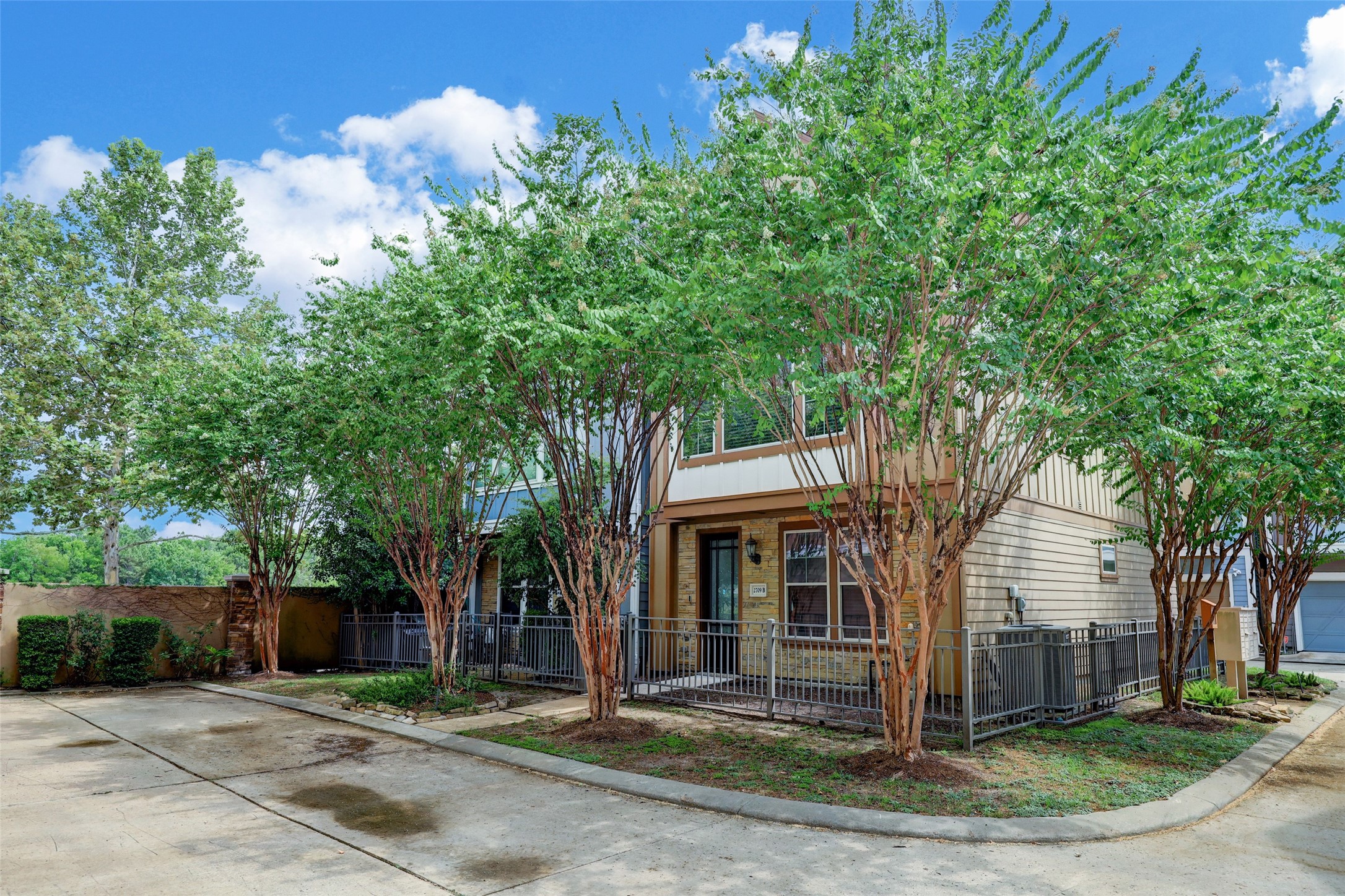 2709 Chenevert Street B Houston TX 77004