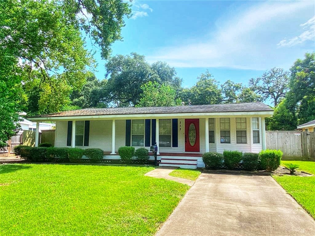 212 Camellia Street Lake Jackson TX 77566