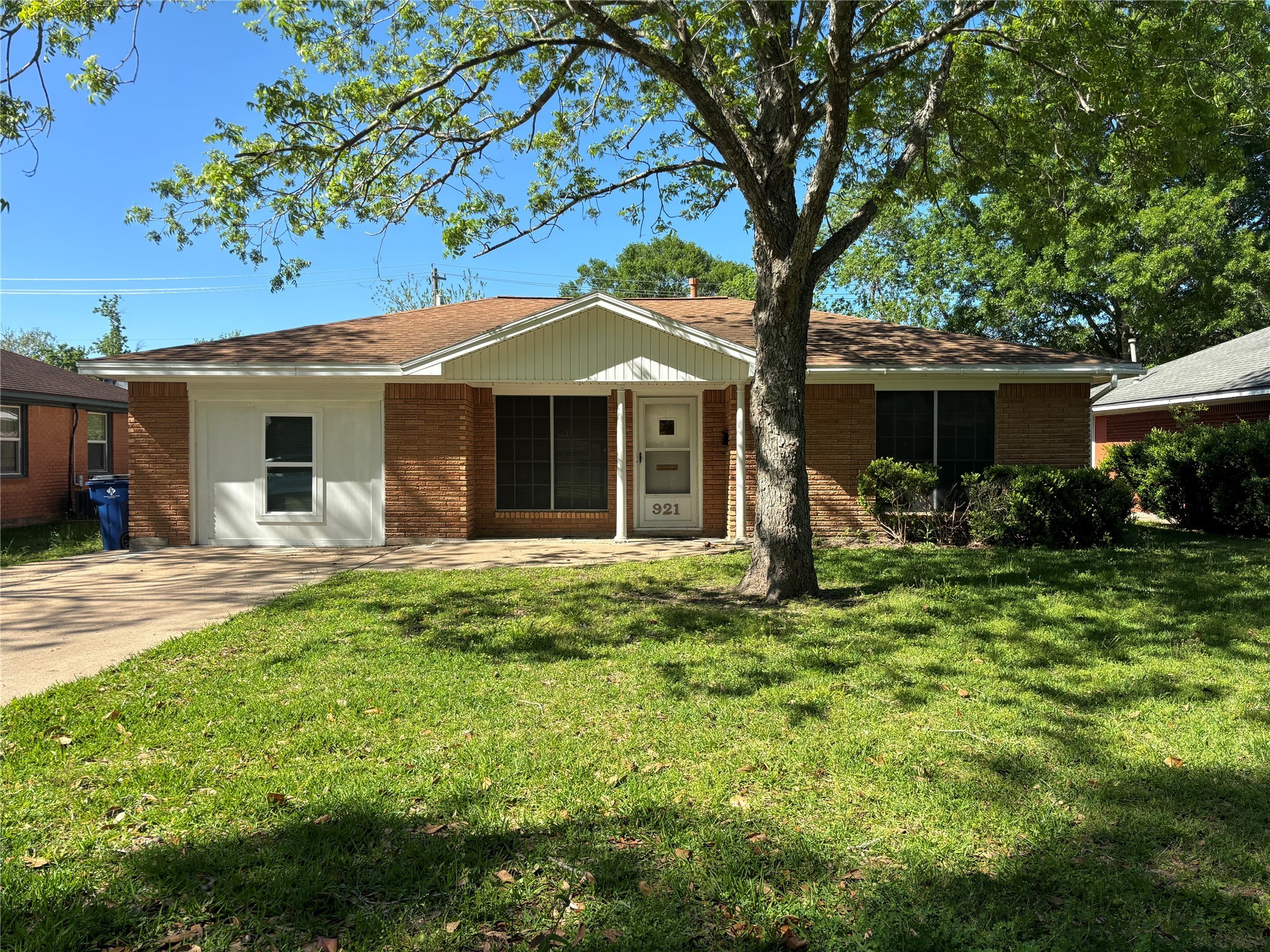 921 Meadowlane Street Angleton TX 77515