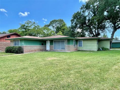 102 Carnation Street Lake Jackson TX 77566