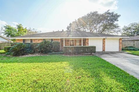 615 Heather Lane Friendswood TX 77546