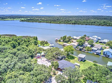 702 Liveoak Kingsland TX 78639