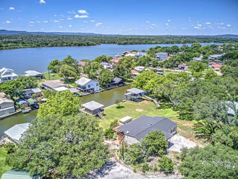 702 Liveoak Kingsland TX 78639