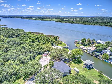 702 Liveoak Kingsland TX 78639
