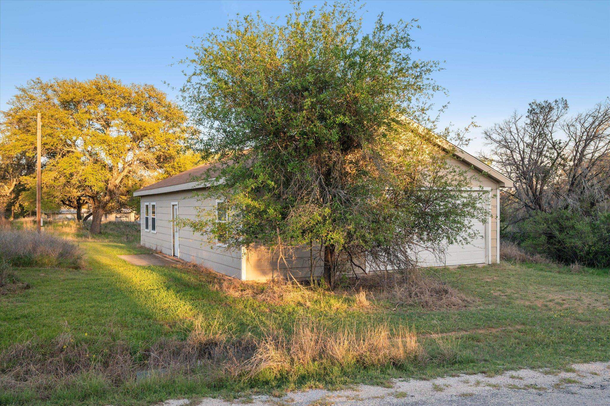 210 Lake Loop Tow TX 78672