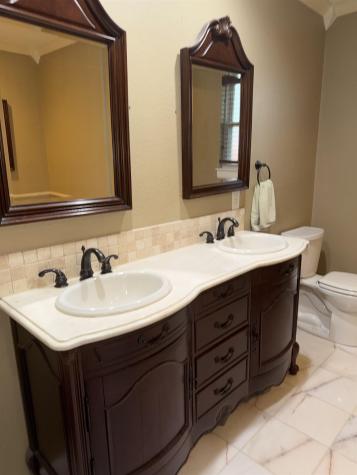 1306 E Wallace Street Llano TX 78643