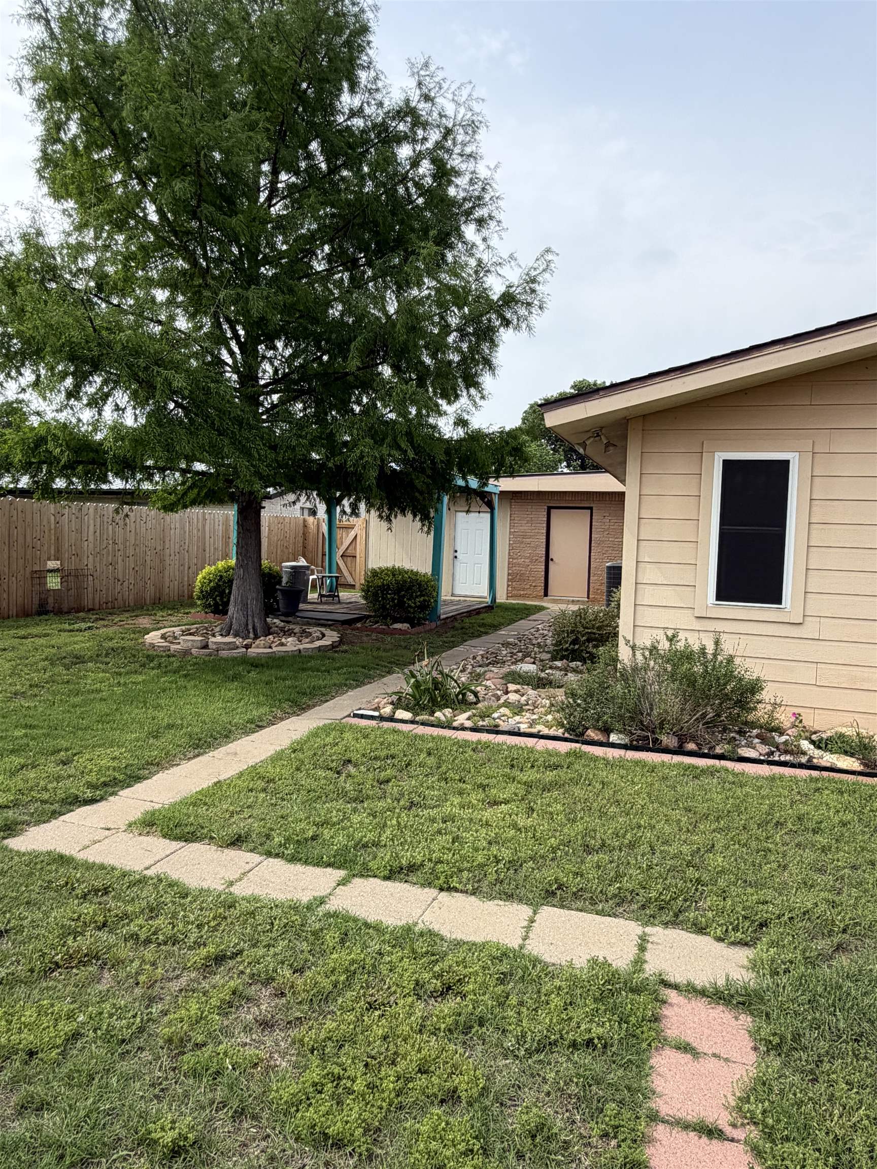 1306 E Wallace Street Llano TX 78643