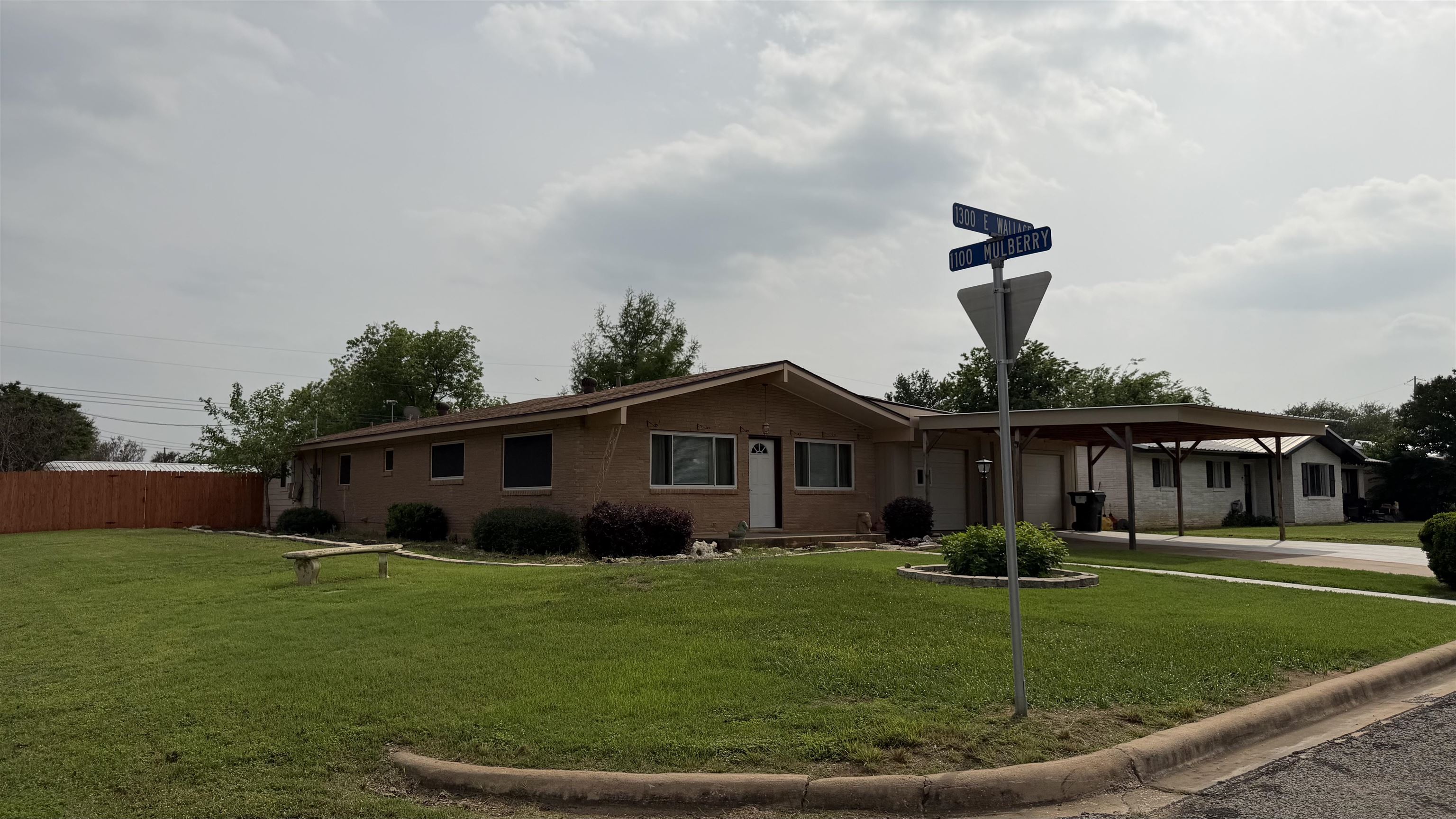 1306 E Wallace Street Llano TX 78643