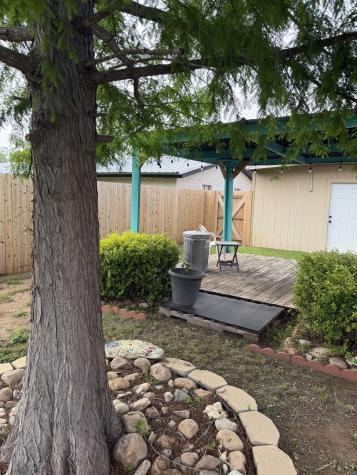 1306 E Wallace Street Llano TX 78643