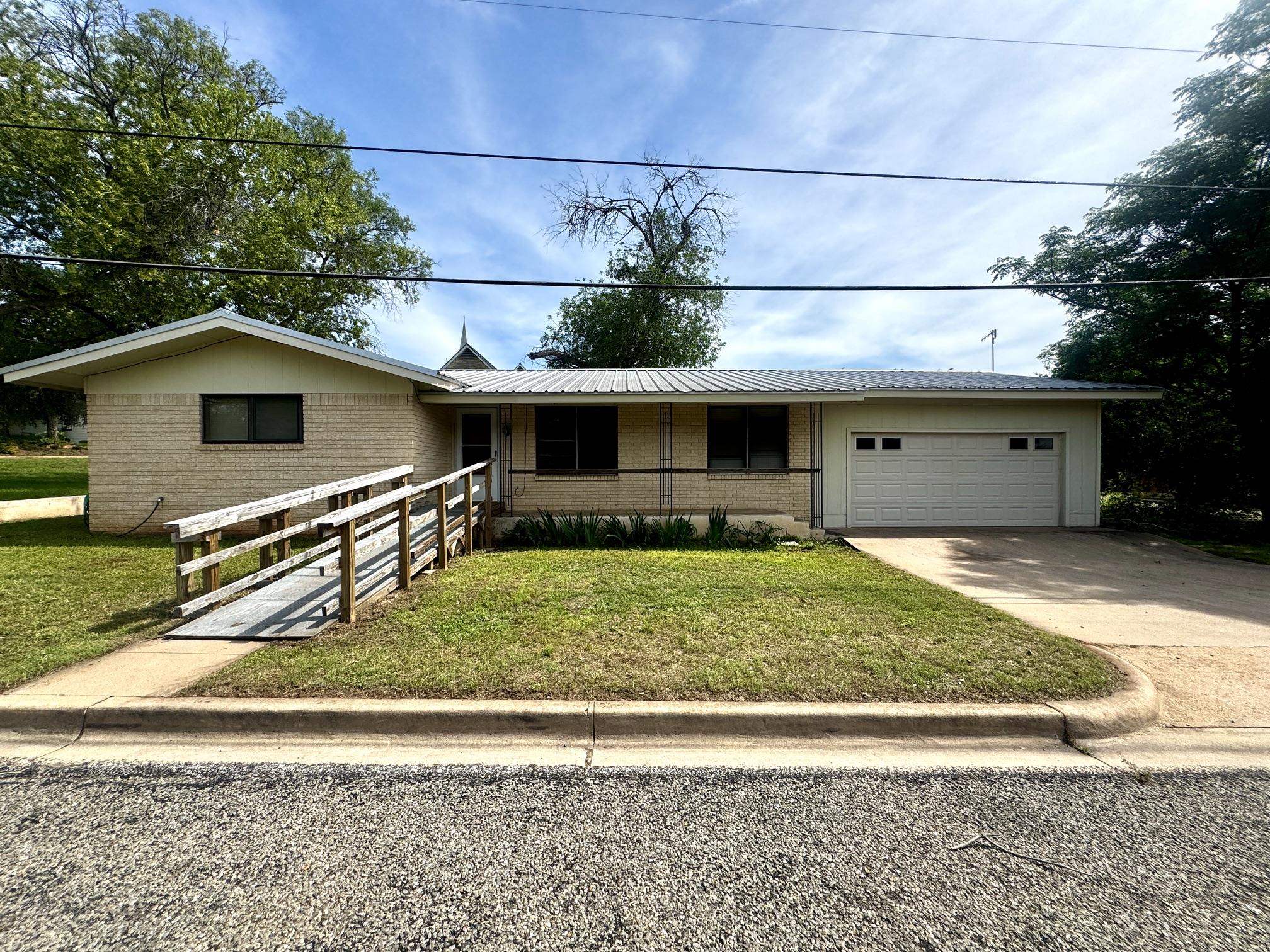 102 E Wallace Street Llano TX 78643