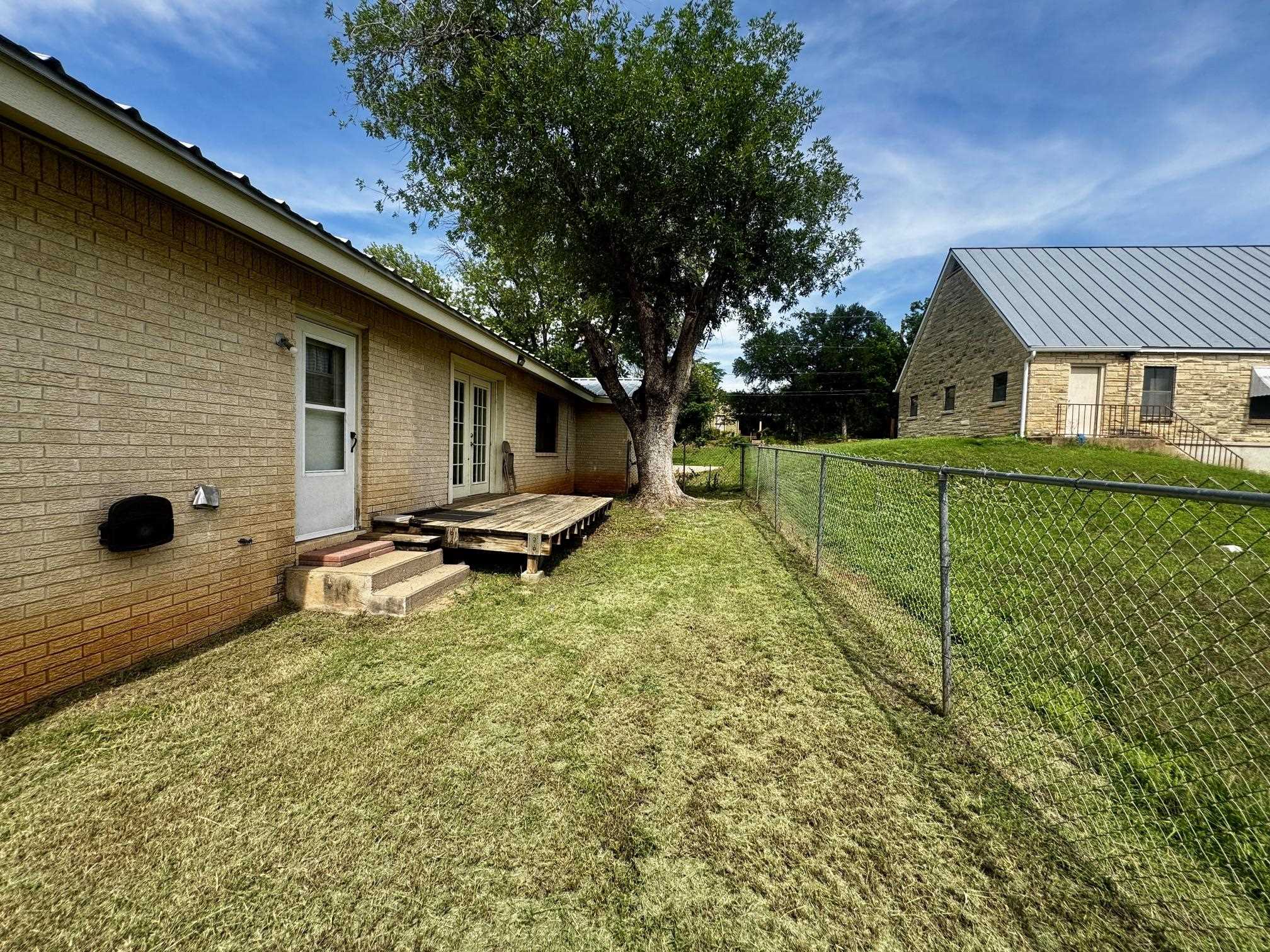 102 E Wallace Street Llano TX 78643