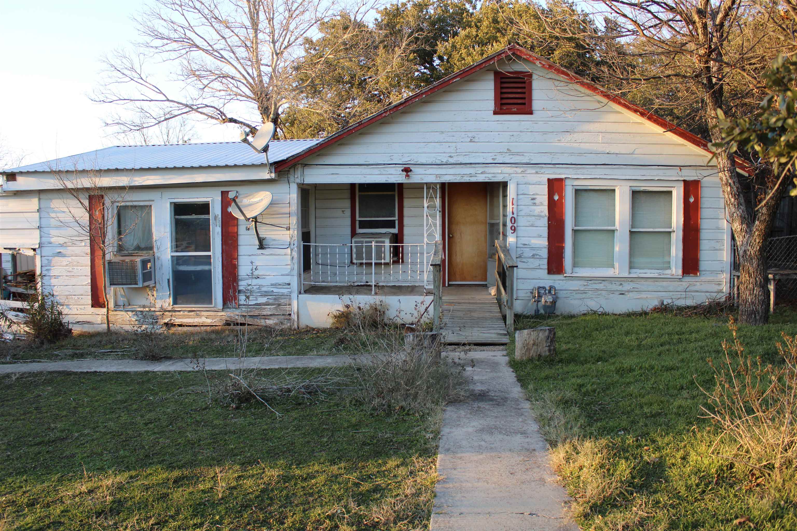 1109 W 1st Street Lampasas TX 76550
