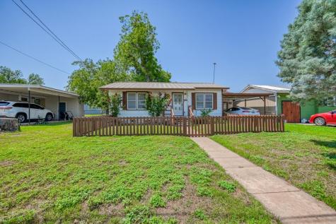 1102 E Wallace Street Llano TX 78643