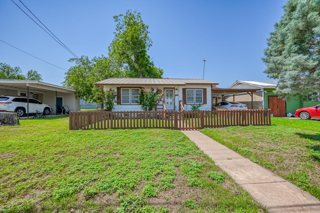 1102 E Wallace Street Llano TX 78643