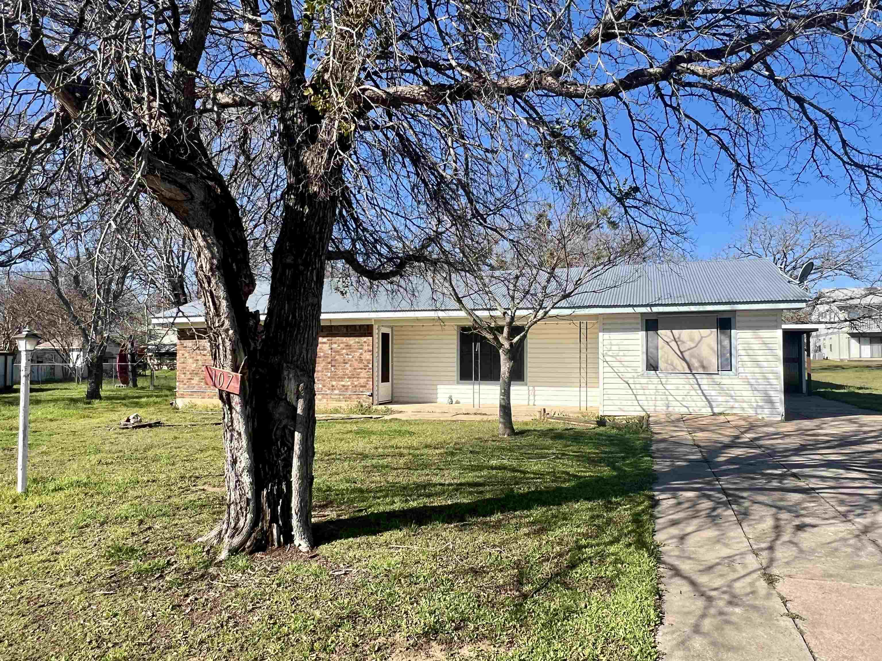 107 N Greenwood Buchanan Dam TX 78609