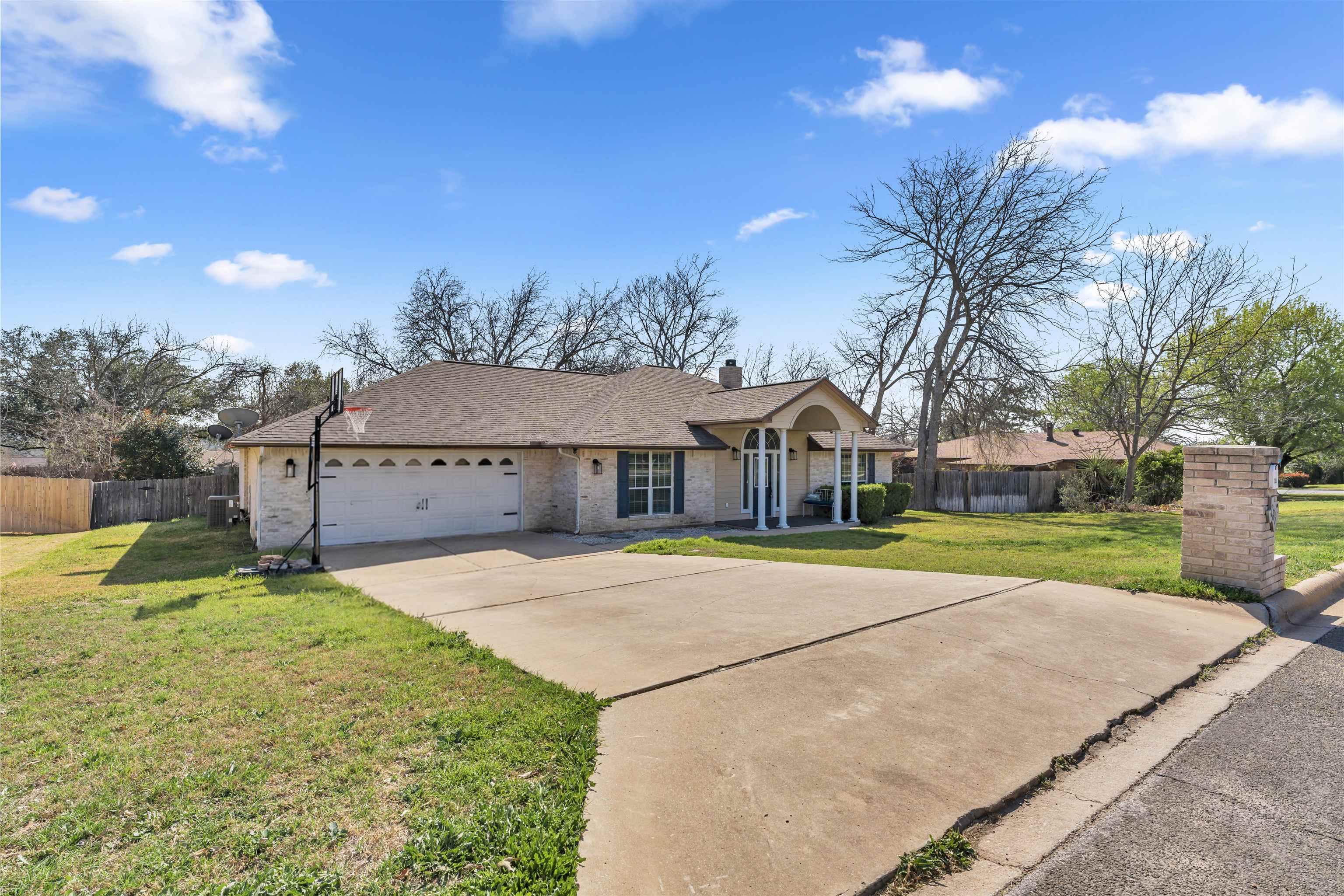185 Broadmoor Street Meadowlakes TX 78654