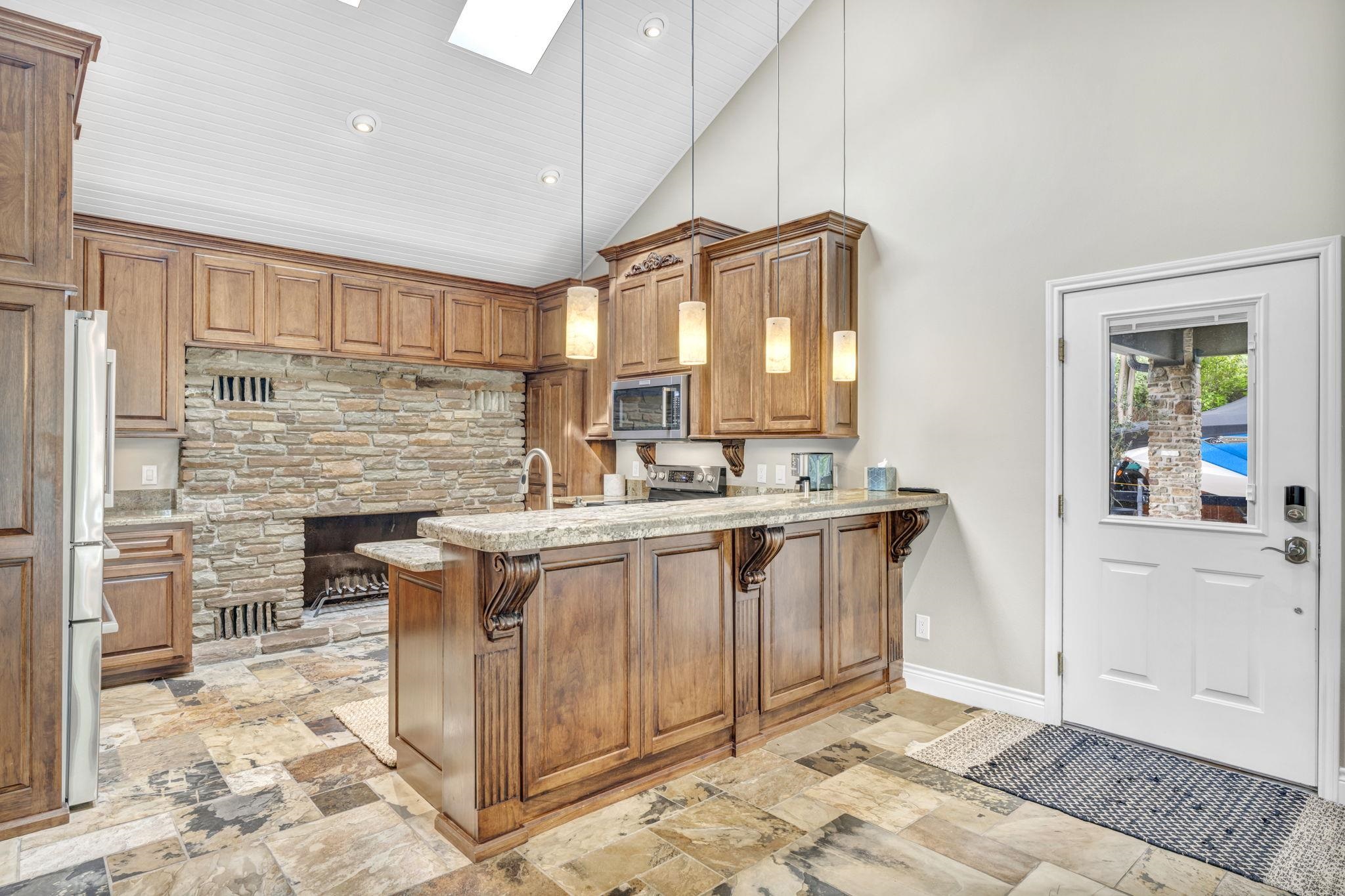 702 Los Escondidos Marble Falls TX 78654