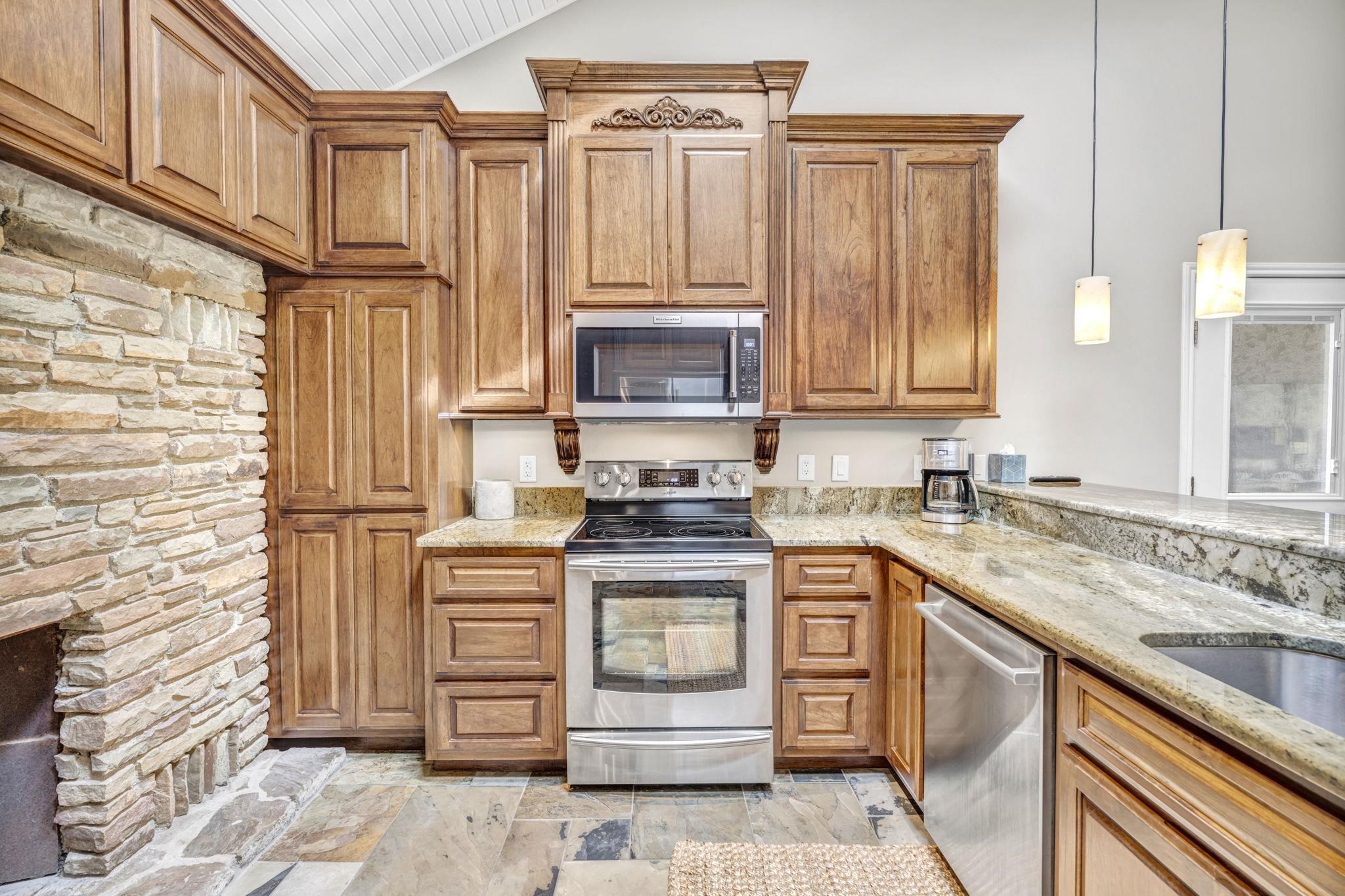 702 Los Escondidos Marble Falls TX 78654