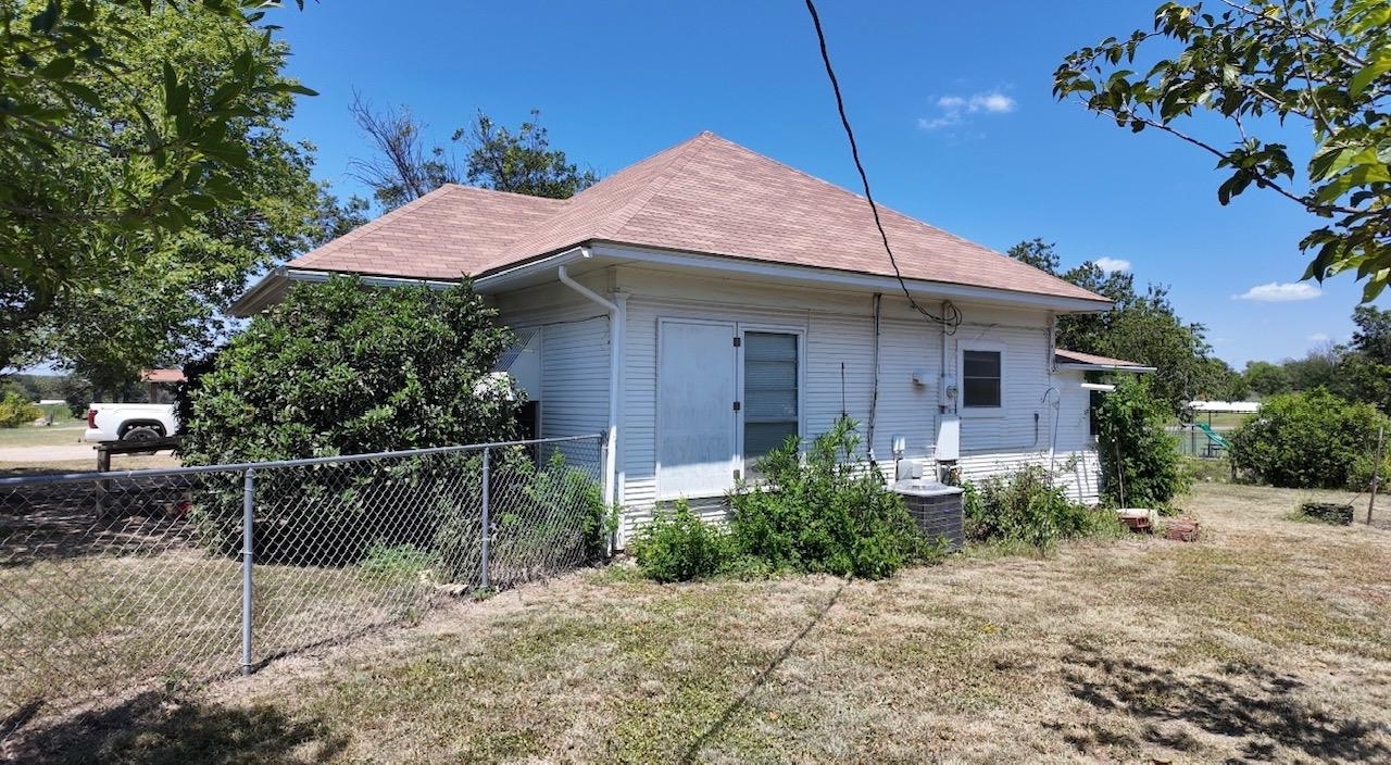 304 N Oak Richland Springs TX 76871