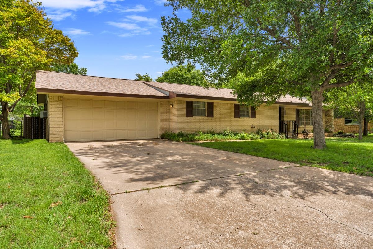 1011 N Vandeveer Street Burnet TX 78611