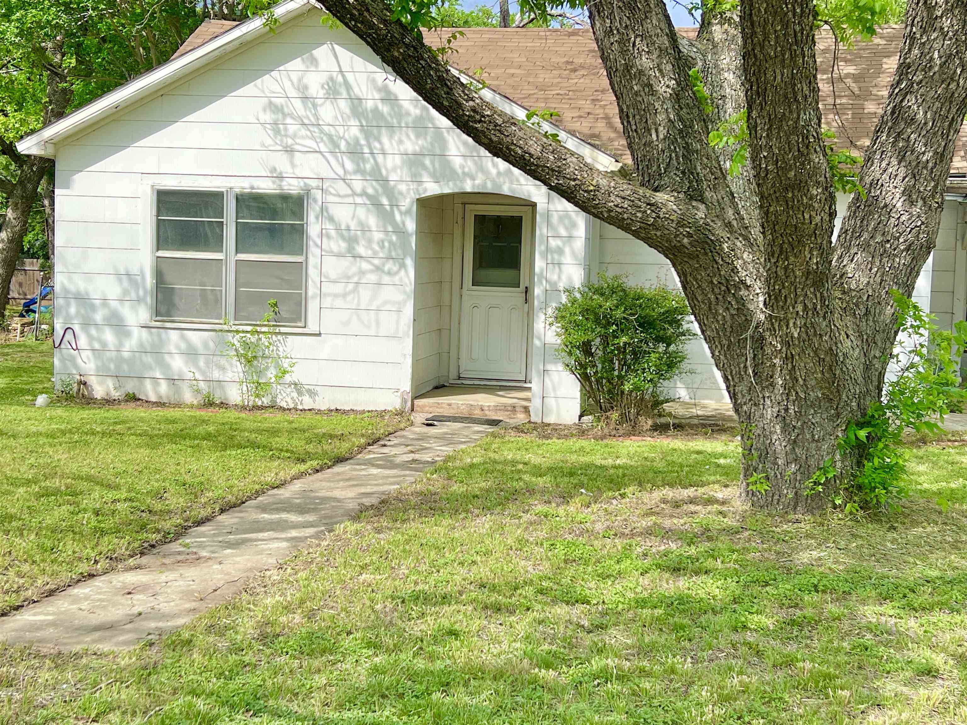 1402 N Water Street Burnet TX 78611