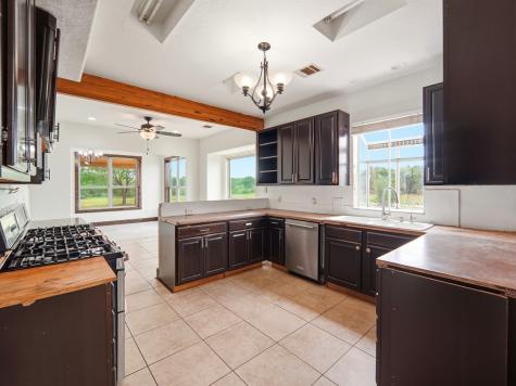 1253 County Road 7421 Yancey TX 78886