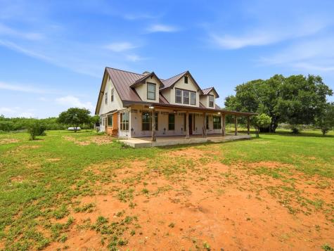 1253 County Road 7421 Yancey TX 78886