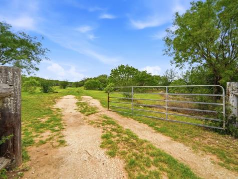 1253 County Road 7421 Yancey TX 78886